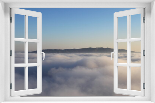Fototapeta Naklejka Na Ścianę Okno 3D - Vista de nubes con fondo de montaña