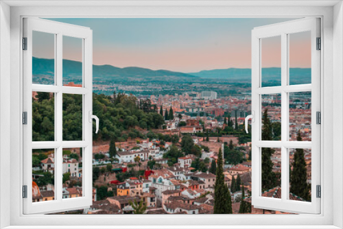 Calles y vista panorámica de la ciudad de Granada al sur de España durante la pandemia del coronavirus