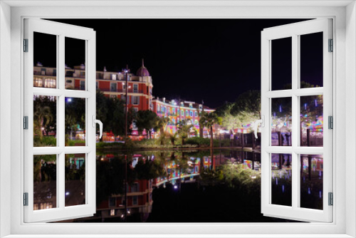 Fototapeta Naklejka Na Ścianę Okno 3D - Lumières de la ville de nice et reflet du miroir d'eau.