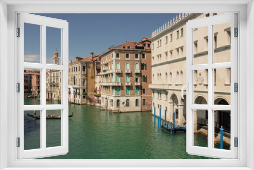 Fototapeta Naklejka Na Ścianę Okno 3D - Les canaux de Venise en Italie: bateaux et gondoles sur l'eau