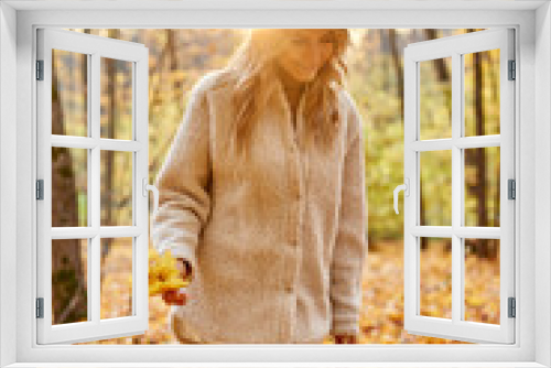 Fototapeta Naklejka Na Ścianę Okno 3D - fashionable pretty woman walking outdoors in autumn spring park or forest, she contemplates everything around, wearing warm clothes and hat