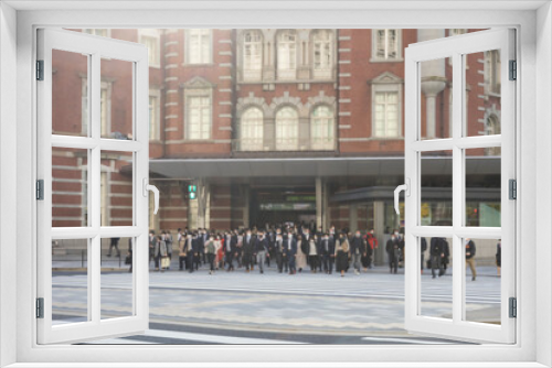 Fototapeta Naklejka Na Ścianę Okno 3D - 意図的にピントをぼかした東京駅前の横断歩道を渡るマスク姿のビジネスマンたち