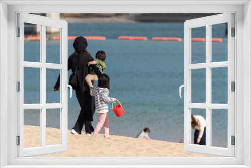 Fototapeta Naklejka Na Ścianę Okno 3D - 綺麗な海の砂浜で遊んでいる親子たち
