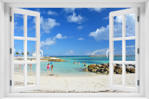 Fototapeta Naklejka Na Ścianę Okno 3D - Crystal clear turquoise waters at a private beach cove in the Bahamas