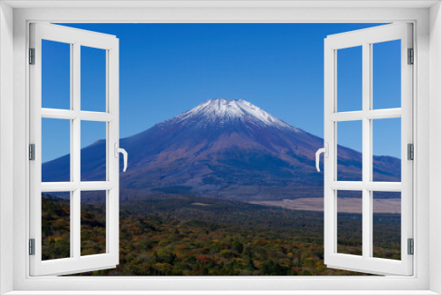 快晴の空に映える冠雪した富士山