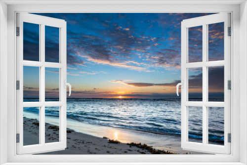 Fototapeta Naklejka Na Ścianę Okno 3D - Sun rising on the horizon seascape