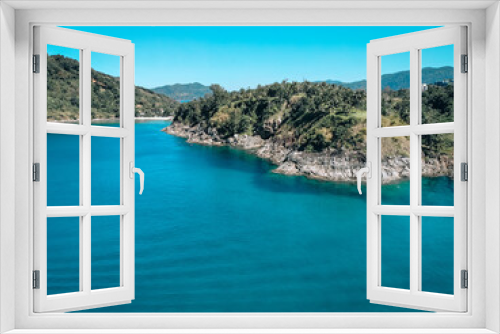Fototapeta Naklejka Na Ścianę Okno 3D - Top view of the beautiful coast of an isolated island around which clear blue water with inspiring waves
