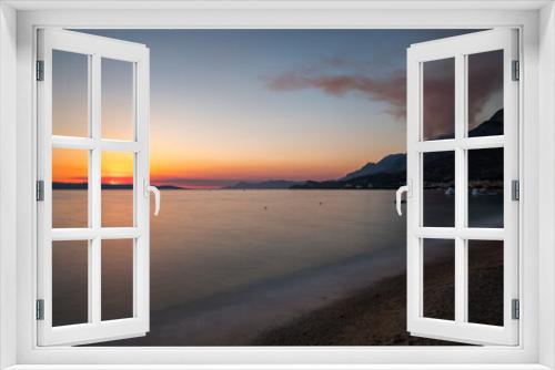 Fototapeta Naklejka Na Ścianę Okno 3D - Sonnenuntergang an der Küste in Tučepi in Kroatien. Blick auf das Meer, Rauch, Wellen, Insel Brač und die Berge, Panorama
