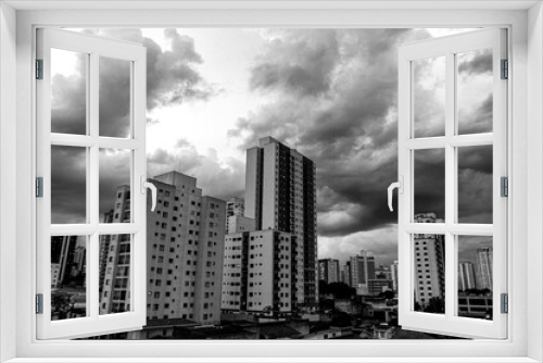 Fototapeta Naklejka Na Ścianę Okno 3D - prédios em preto e branco, com o céu cheio de nuvens em um bairro da cidade de São Paulo, Brasil