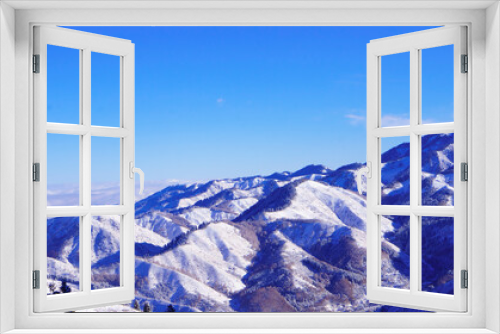 Fototapeta Naklejka Na Ścianę Okno 3D - Winter landscape high in the mountains. Snowy mountains