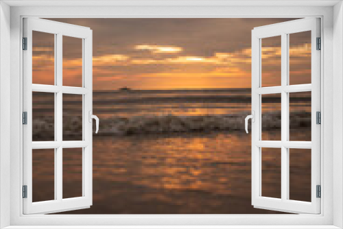 Fototapeta Naklejka Na Ścianę Okno 3D - Beautiful sunrise in the sea on the beach