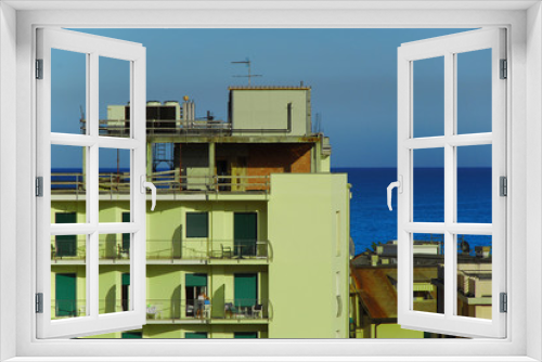 Fototapeta Naklejka Na Ścianę Okno 3D - Italienische Hochhausidylle
