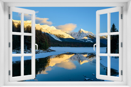 Fototapeta Naklejka Na Ścianę Okno 3D - The frozen Maligne Lake with Queen Elizabeth Ranges in the background in the Jasper National Park