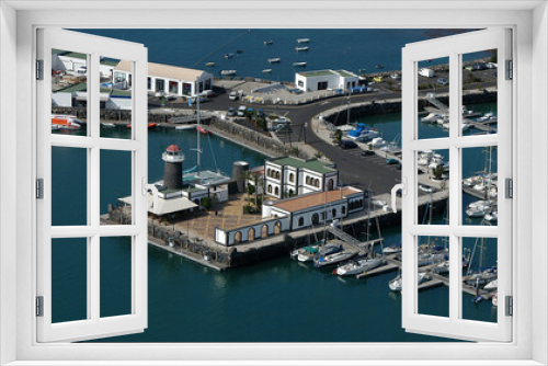 Fototapeta Naklejka Na Ścianę Okno 3D - Foto aérea del puerto y  Marina Rubicón en la costa de Lanzarote, Canarias
