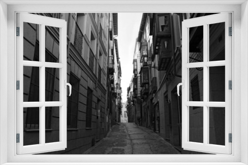 Fototapeta Naklejka Na Ścianę Okno 3D - Toledo medieval narrow streets in black and white, Spain.