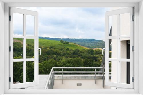Fototapeta Naklejka Na Ścianę Okno 3D - Blick über Tal auf die Weinberge in Erlenbach in Baden-Württemberg