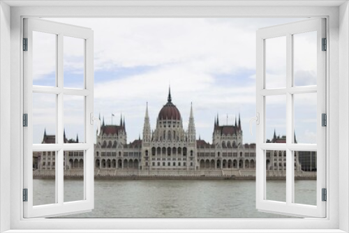 Blick auf das Parlament über die Donau