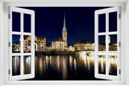 Fototapeta Naklejka Na Ścianę Okno 3D - Zürich Nachtaufnahme Stadthaus Kirchen Fraumünster und St. Peter Münsterbrücke Spiegelungen Fluss Limmat