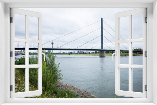 Fototapeta Naklejka Na Ścianę Okno 3D - Schrägseilbrücke über den Rhein in Düsseldorf