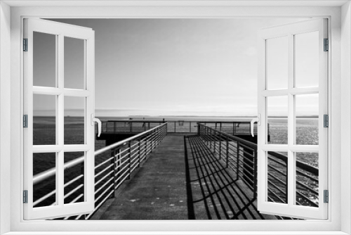Fototapeta Naklejka Na Ścianę Okno 3D - Ocean Pier in black and white
