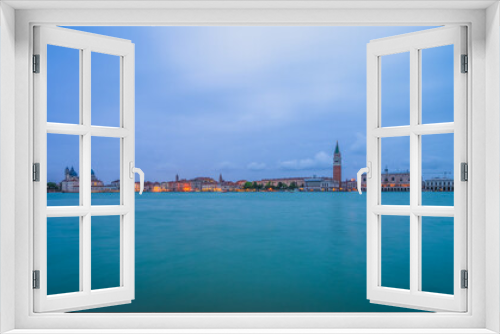 Fototapeta Naklejka Na Ścianę Okno 3D - Venice cityscape waterfront view at dawn. Italy