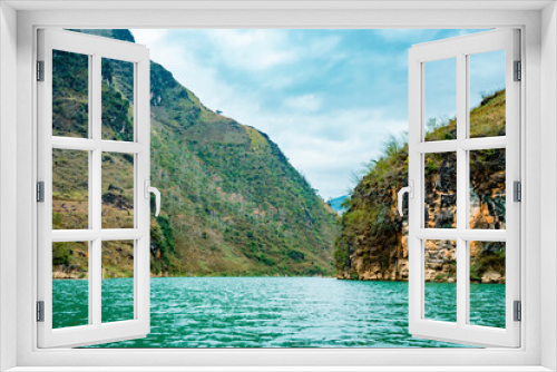 Fototapeta Naklejka Na Ścianę Okno 3D - Ma Pi Leng Mountain view from Nho Que River, one of the most beautiful is a River in Vietnam