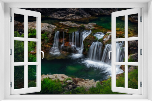 Fototapeta Naklejka Na Ścianę Okno 3D - Cascada con aguas sedosas
