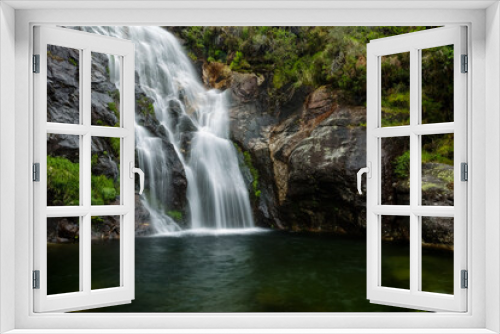 Fototapeta Naklejka Na Ścianę Okno 3D - Cascada con aguas sedosas