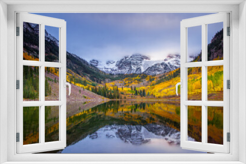 Fototapeta Naklejka Na Ścianę Okno 3D - Maroon Bells in Maroon Bells–Snowmass Wilderness of White River National Forest in Colorado at autumn