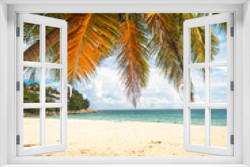 Fototapeta Naklejka Na Ścianę Okno 3D - Tropikalny krajobraz ujęcie plaży z palmami i oceanem.
