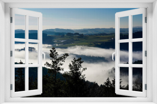 Fototapeta Naklejka Na Ścianę Okno 3D - Nebel im Mühlviertel in hügeliger Landschaft, oberhalb der Nebelgrenze