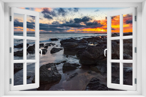 Fototapeta Naklejka Na Ścianę Okno 3D - Colorful sunrise on the rocky coast