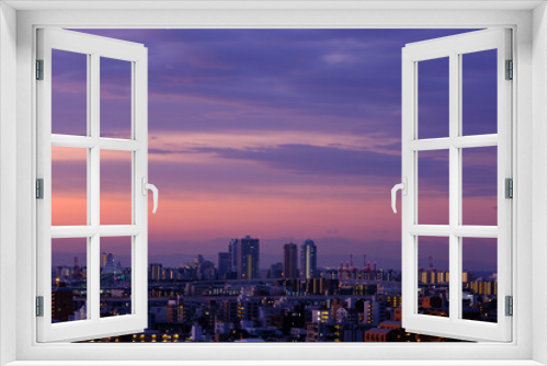 Fototapeta Naklejka Na Ścianę Okno 3D - 神戸岡本梅林公園から夜明け前の市街地。太陽が昇る前、空は紫色に染まり高層ビルがシルエットで浮かぶ