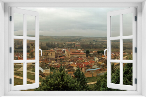 Vista panorámica de Peñaranda de Duero y su iglesia, la antigua colegiata de Santa Ana. Burgos, España.