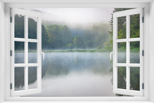 Fototapeta Naklejka Na Ścianę Okno 3D - 朝日と霧の漂う美しい夏の湖