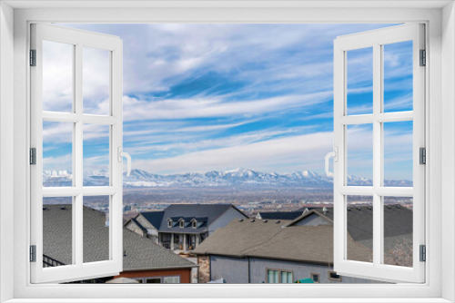 Fototapeta Naklejka Na Ścianę Okno 3D - Aerial landscape of neighborhood in Utah Valley with houses and snowy mountain