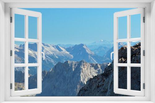 Fototapeta Naklejka Na Ścianę Okno 3D - Malerischer Blick auf die Landschaft und Gipfel der Deutschen Alpen in Europa mit blauem Himmel und ohne Wolken