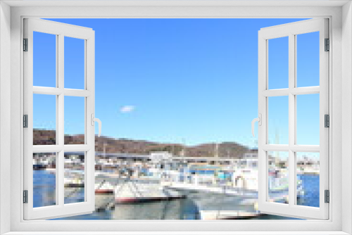 Fototapeta Naklejka Na Ścianę Okno 3D - 静かな入り江にある小さな漁港の風景（神奈川県の大磯漁港）