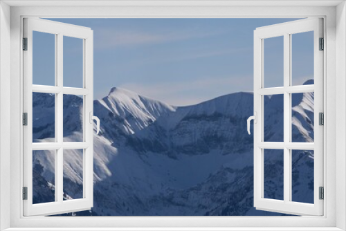 Fototapeta Naklejka Na Ścianę Okno 3D - Winterliche Landschaft der schneebedeckten bayerischen Alpen vor blauem Himmel im Sonnelicht