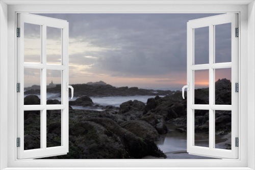 Fototapeta Naklejka Na Ścianę Okno 3D - Rocky beach at sunset
