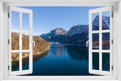 Fototapeta Naklejka Na Ścianę Okno 3D - Luftbild vom Alpsee mit Schloß Neuschwanstein, Bergen und Wäldern