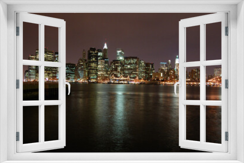 Fototapeta Naklejka Na Ścianę Okno 3D - Vista panoramica nocturna de los edificios y rascacielos emblemáticos de Manhattan (Nueva York). Estados Unidos de America