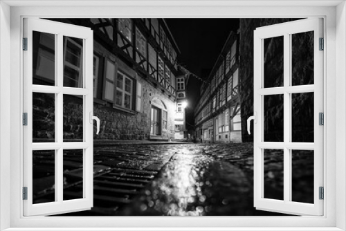 Fototapeta Naklejka Na Ścianę Okno 3D - Enge Gasse in der Altstadt von Quedlinburg bei Nacht