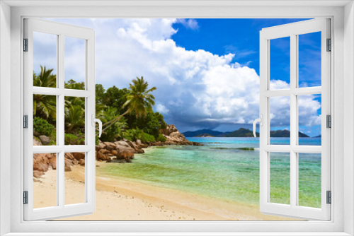 Fototapeta Naklejka Na Ścianę Okno 3D - Palms on tropical beach - Seychelles