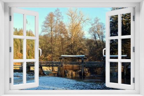 Fototapeta Naklejka Na Ścianę Okno 3D - historisches Stauwehr für Flößer im Schwarzwald an der Nagold bei Altensteig im Winter