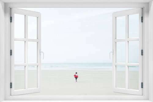 Fototapeta Naklejka Na Ścianę Okno 3D - 砂浜を走る女の子