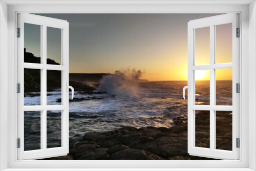 Fototapeta Naklejka Na Ścianę Okno 3D - sunset in a rocky beach