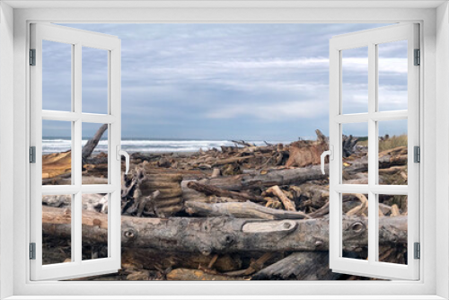 Fototapeta Naklejka Na Ścianę Okno 3D - Driftwood swept on Oregon beach after king tide