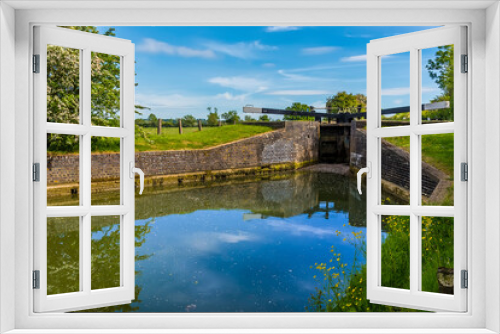Fototapeta Naklejka Na Ścianę Okno 3D - A close up view of a lock gate on the Oxford Canal beside the village of Napton, Warwickshire in summertime