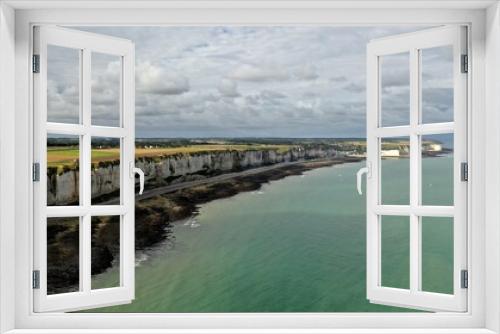 Fototapeta Naklejka Na Ścianę Okno 3D - ville d'Etretat en Normandie et ses falaises vue du ciel